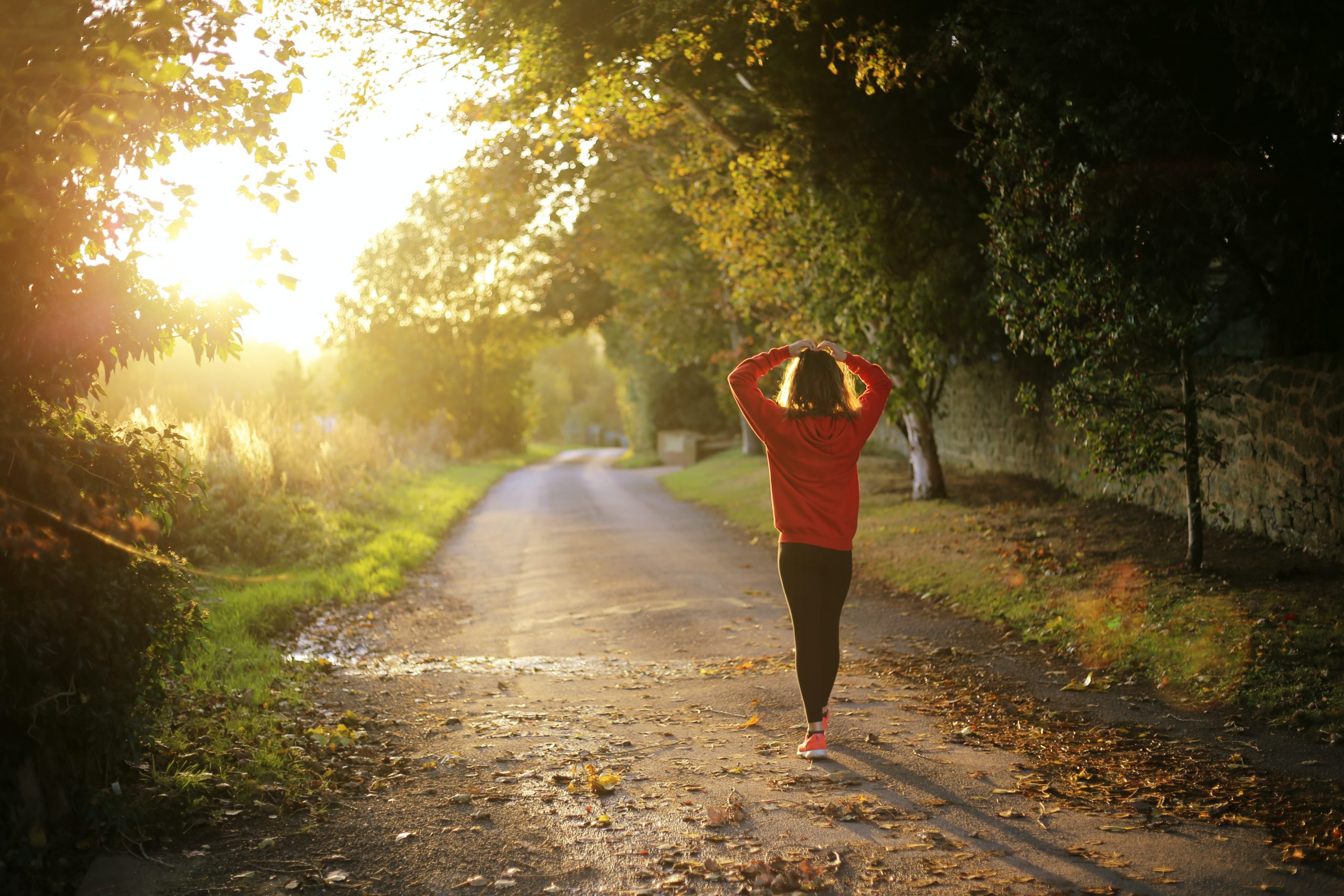 Réeequilibrage Energétique Femme se promenant dans la nature