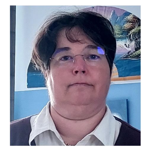 photo d'une femme brune aux cheveux court avec des lunettes
